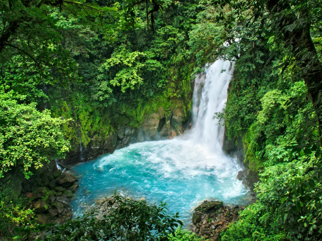 cascada en la selva de Costa Rica